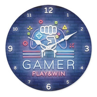 Horloge murale ronde au design gaming avec manette de jeux vidéo sur fond bleu de briques bleu néon, inscription "GAMER PLAY&WIN"