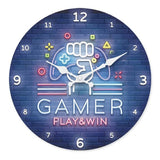 Horloge murale ronde au design gaming avec manette de jeux vidéo sur fond bleu de briques bleu néon, inscription "GAMER PLAY&WIN"