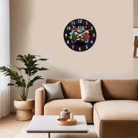 Horloge murale ronde style néon "Gaming Play&Win" au-dessus d'un canapé gris dans un salon moderne
