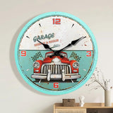 Vue frontale isolée de l'horloge murale vintage Garage "SERRURE & REPAIR", avec son design de voiture  automobile de course rouge rétro des années 60 et son contour bleu sarcelle sur le mur au dessus du meuble de salon