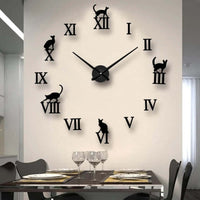 Horloge murale géante adhésive DIY avec chiffres romains noirs et silhouettes de chats décoratifs installée dans une salle à manger moderne au-dessus de la table.
