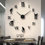 Horloge murale géante adhésive DIY avec chiffres romains noirs et silhouettes de chats décoratifs installée dans une salle à manger moderne au-dessus de la table.