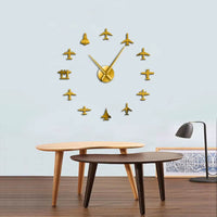 Horloge murale dorée géante 3D aviation installée au-dessus d'un meuble de salon en bois