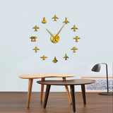 Horloge murale dorée géante 3D aviation installée au-dessus d'un meuble de salon en bois