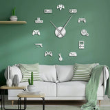 Horloge murale géante gamer blanche sur mur vert, avec symboles de manettes de jeux vidéo pour salon ou salle de jeux moderne