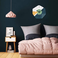 Cette horloge murale scandinave et géométrique apportera une touche moderne et minimaliste à votre intérieur. Son design épuré trouvera facilement sa place dans un salon ou une chambre.  blanc, jaune, bleu ou vert, elle s’accordera avec différents styles de décoration dans la chambre
