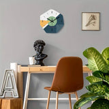 Cette horloge murale scandinave et géométrique apportera une touche moderne et minimaliste à votre intérieur. Son design épuré trouvera facilement sa place dans un salon ou une chambre.  blanc, jaune, bleu ou vert, elle s’accordera avec différents styles de décoration.dans le salon