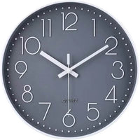 Une horloge murale grise pour cuisine au design classique. Elle présente un cadran gris anthracite uni, des chiffres arabes blancs fins et arrondis, et un index des minutes sous forme de petits points blancs.