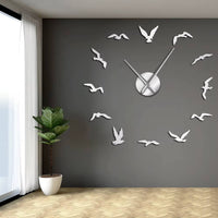 Grande horloge géante argentée effet miroir motif oiseaux en vol décorant un mur de chambre gris anthracite
