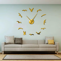 Horloge géante dorée stickers oiseaux volants accrochée sur mur bleu clair au-dessus d'un canapé de salon