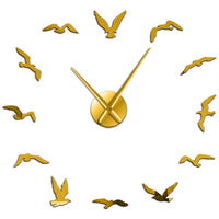 Horloge murale adhésive dorée au design hirondelles et oiseaux en vol avec aiguilles dorées