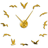 Horloge murale adhésive dorée au design hirondelles et oiseaux en vol avec aiguilles dorées