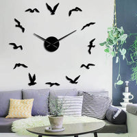 Grande horloge murale design noire avec stickers oiseaux volants installée au-dessus d'un canapé dans un salon modernes