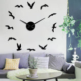 Grande horloge murale design noire avec stickers oiseaux volants installée au-dessus d'un canapé dans un salon modernes
