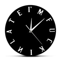 Horloge murale originale noire avec l’inscription humoristique « I’m Fuckin’ Late » où les chiffres classiques sont remplacés par les lettres de la phrase. Son design décalé apporte une touche d’humour et de personnalité à la décoration intérieure. Le cadran noir contraste avec les aiguilles blanches pour une lecture claire de l’heure. Cette horloge amusante est idéale pour les personnes souvent en retard ou celles qui aiment les objets décoratifs uniques. 