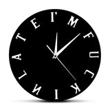 Horloge murale originale noire avec l’inscription humoristique « I’m Fuckin’ Late » où les chiffres classiques sont remplacés par les lettres de la phrase. Son design décalé apporte une touche d’humour et de personnalité à la décoration intérieure. Le cadran noir contraste avec les aiguilles blanches pour une lecture claire de l’heure. Cette horloge amusante est idéale pour les personnes souvent en retard ou celles qui aiment les objets décoratifs uniques. 