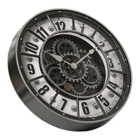 Vue en perspective d'une horloge murale style industrielle rétro avec cadran blanc et structure en métal noir