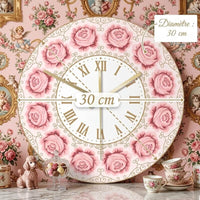 Horloge murale kitsch vintage de 30 cm de diamètre, dotée d'une bordure dorée à volutes, d'une double couronne de roses roses et de chiffres romains dorés, présentée avec une flèche de mesure indiquant sa dimension.