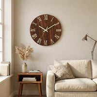 Horloge murale moderne chiffre romain style bois intégrée dans un salon lumineux au décor scandinave.