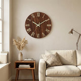 Horloge murale moderne chiffre romain style bois intégrée dans un salon lumineux au décor scandinave.