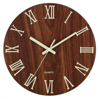 Horloge murale moderne chiffre romain ronde de 30cm avec cadran effet bois et aiguilles lumineuses.
