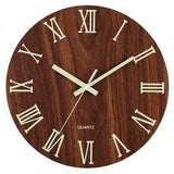 Horloge murale moderne chiffre romain ronde de 30cm avec cadran effet bois et aiguilles lumineuses.
