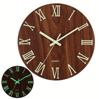 Comparatif visuel de l'horloge murale moderne chiffre romain affichant le cadran de jour et son illumination phosphorescente de nuit.