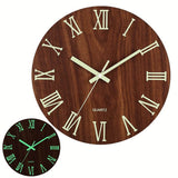 Comparatif visuel de l'horloge murale moderne chiffre romain affichant le cadran de jour et son illumination phosphorescente de nuit.