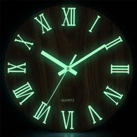 Horloge murale moderne chiffre romain phosphorescente verte brillaient dans l'obscurité.