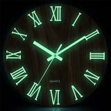 Horloge murale moderne chiffre romain phosphorescente verte brillaient dans l'obscurité.