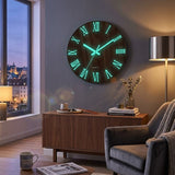 Horloge murale moderne chiffre romain phosphorescente verte accrochée au mur d'un salon chaleureux.
