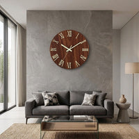 Horloge murale moderne chiffre romain en bois suspendue au-dessus d'un canapé dans un salon contemporain.