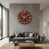 Horloge murale moderne chiffre romain en bois suspendue au-dessus d'un canapé dans un salon contemporain.