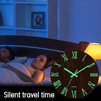 Horloge murale moderne chiffre romain silencieuse et phosphorescente installée dans une chambre à coucher.