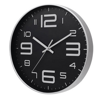 Horloge murale ronde noire design moderne avec chiffres et aiguilles blancs sur cadran noir pour cuisine ou salon