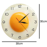 Horloge murale design œuf au plat de 30 cm avec dimensions affichées sur fond blanc
