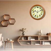 Horloge murale oiseaux chantant en bois style naturaliste dans le salon