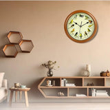 Horloge murale oiseaux chantant en bois style naturaliste dans le salon
