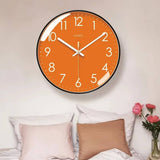 Horloge murale orange moderne avec cadran orange, contour noir, chiffres blancs et aiguilles blanches. Les minutes sont indiquées par des points blancs autour du cadran. Son design épuré et coloré convient parfaitement au salon, à la chambre ou à la cuisine pour apporter une touche chaleureuse 