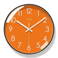 Horloge murale orange moderne avec cadran orange, contour noir, chiffres blancs et aiguilles blanches. Les minutes sont indiquées par des points blancs autour du cadran. Son design épuré et coloré convient parfaitement au salon, à la chambre ou à la cuisine pour apporter une touche chaleureuse et contemporaine