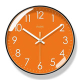 Horloge murale orange moderne avec cadran orange, contour noir, chiffres blancs et aiguilles blanches. Les minutes sont indiquées par des points blancs autour du cadran. Son design épuré et coloré convient parfaitement au salon, à la chambre ou à la cuisine pour apporter une touche chaleureuse et contemporaine