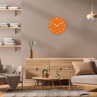Horloge murale orange classique avec chiffres et aiguilles blanches, idéale pour une cuisine minimaliste ou un salon moderne, disponible en plusieurs tailles. image dans un salon