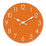 Horloge murale orange classique avec chiffres et aiguilles blanches, idéale pour une cuisine minimaliste ou un salon moderne, disponible en plusieurs tailles.