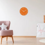 Horloge murale orange classique avec chiffres et aiguilles blanches, idéale pour le salon