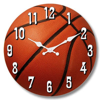 Horloge murale ballon de basket au design original représentant un véritable ballon de basketball avec sa célèbre couleur orangée. Cette décoration murale sportive met en valeur un cadran unique avec des aiguilles et des chiffres blancs qui contrastent parfaitement pour faciliter la lecture de l’heure. Idéale pour personnaliser une chambre de joueur de basket, une salle de jeux, un bureau ou un salon, cette horloge apporte une ambiance dynamique inspirée des terrains de basket, des matchs et de la passion d