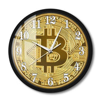 Horloge murale avec cadran Bitcoin avec logo de la crypto-monnaie au centre du cadran en couleur jaune dorée, chiffres blancs et aiguilles blanches, décoration moderne pour passionnés de Bitcoin et de technologie.
