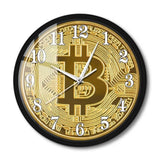 Horloge murale avec cadran Bitcoin avec logo de la crypto-monnaie au centre du cadran en couleur jaune dorée, chiffres blancs et aiguilles blanches, décoration moderne pour passionnés de Bitcoin et de technologie.