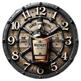 Horloge murale représentant une bouteille de whisky au centre du cadran. Le fond imite l'aspect d'un tonneau en bois avec un effet faux bois réaliste et un cerclage métallique qui rappelle les fûts de vieillissement du whisky. Cette horloge murale originale en MDF apporte une décoration chaleureuse et authentique. Elle est idéale pour un salon, un bar, une cuisine ou une cave à whisky. Son style rustique et vintage séduira les amateurs de whisky et ceux qui recherchent une décoration pleine de caractère.