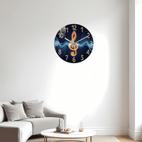 Horloge murale musique moderne représentant une grande clé de sol lumineuse au centre, entourée d'ondes sonores bleues sur un fond noir. Son cadran aux grands chiffres lumineux apporte une touche artistique et contemporaine à un salon, un studio de musique ou une chambre de mélomane.