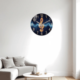 Horloge murale musique moderne représentant une grande clé de sol lumineuse au centre, entourée d'ondes sonores bleues sur un fond noir. Son cadran aux grands chiffres lumineux apporte une touche artistique et contemporaine à un salon, un studio de musique ou une chambre de mélomane.